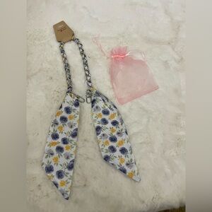 🛍️2/$30 silver bag chain strap w/Purple multi flower Scarf Strap